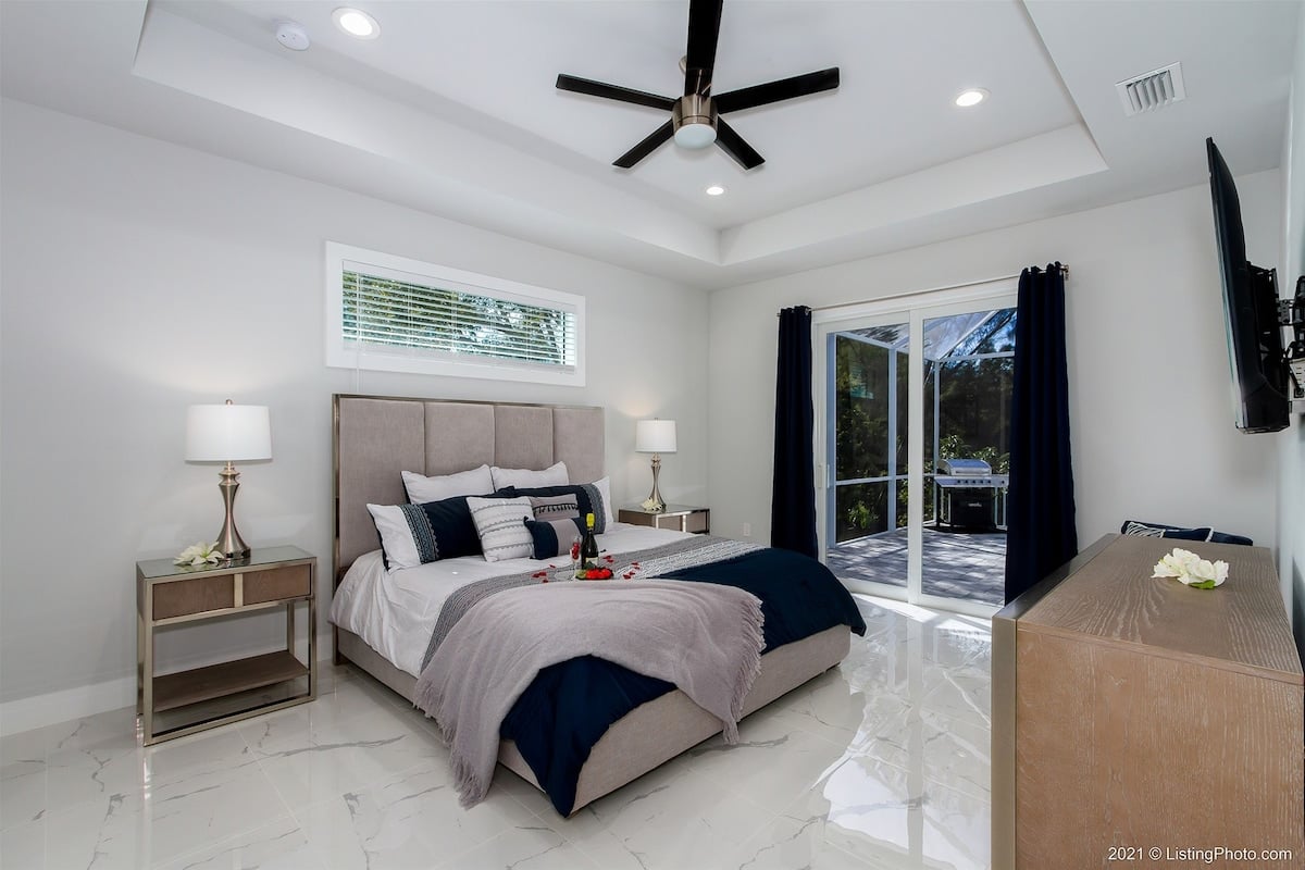 Terrasse am Kanal mit Sitzbereich und Blick auf den Sonnenuntergang.