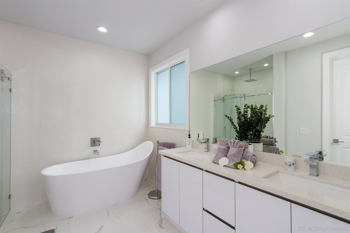 Terrasse am Kanal mit Sitzbereich und Blick auf den Sonnenuntergang.