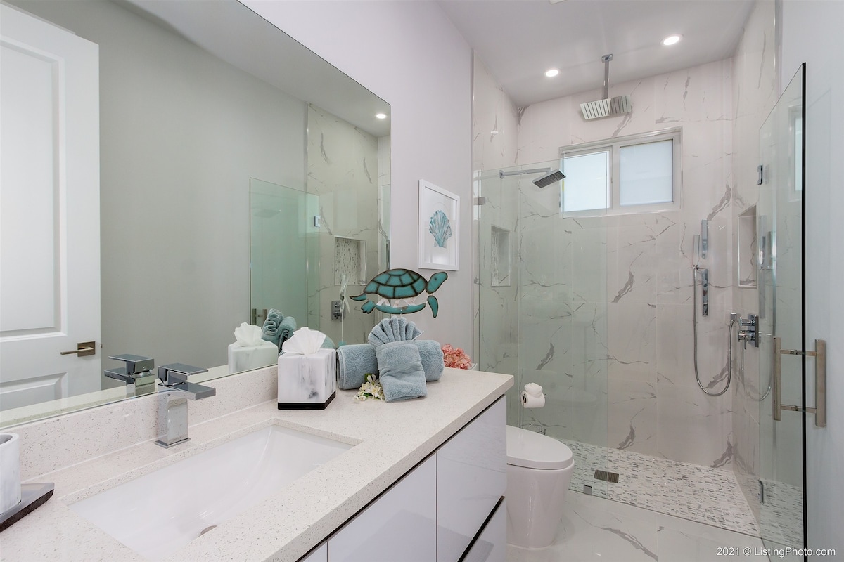 Terrasse am Kanal mit Sitzbereich und Blick auf den Sonnenuntergang.