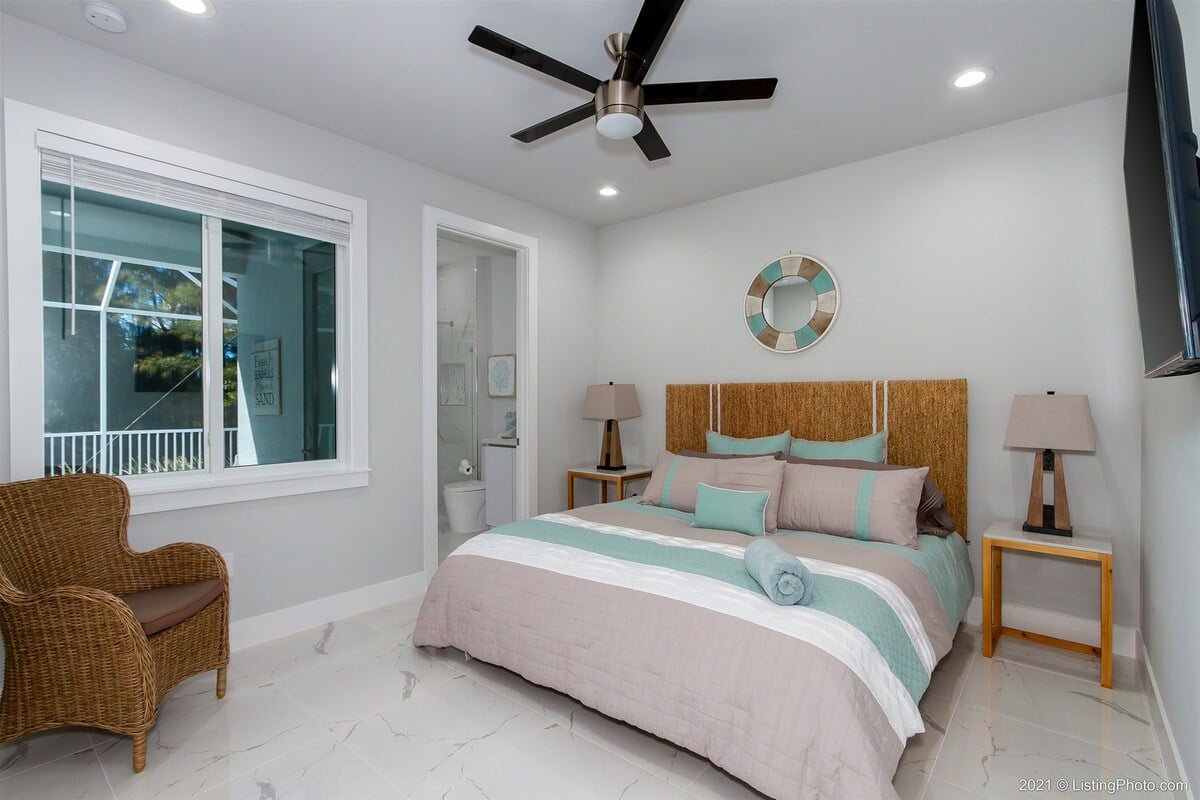 Terrasse am Kanal mit Sitzbereich und Blick auf den Sonnenuntergang.