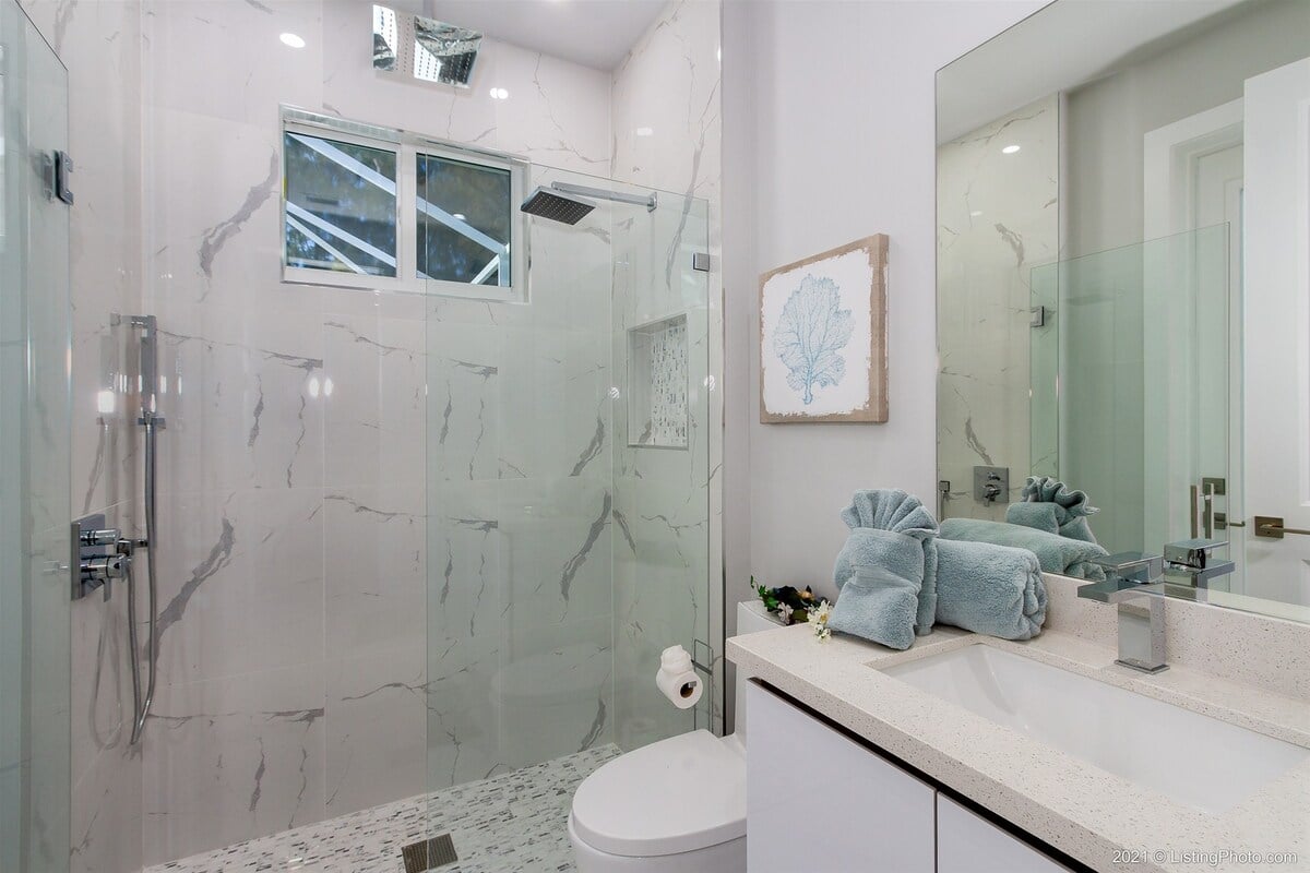 Terrasse am Kanal mit Sitzbereich und Blick auf den Sonnenuntergang.