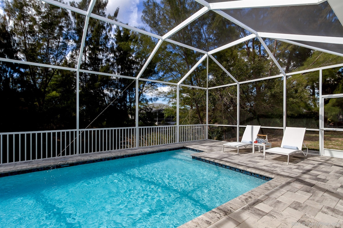 Terrasse am Kanal mit Sitzbereich und Blick auf den Sonnenuntergang.