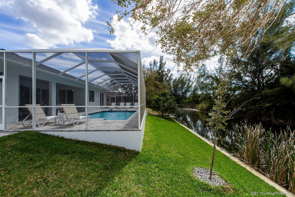 Terrasse am Kanal mit Sitzbereich und Blick auf den Sonnenuntergang.