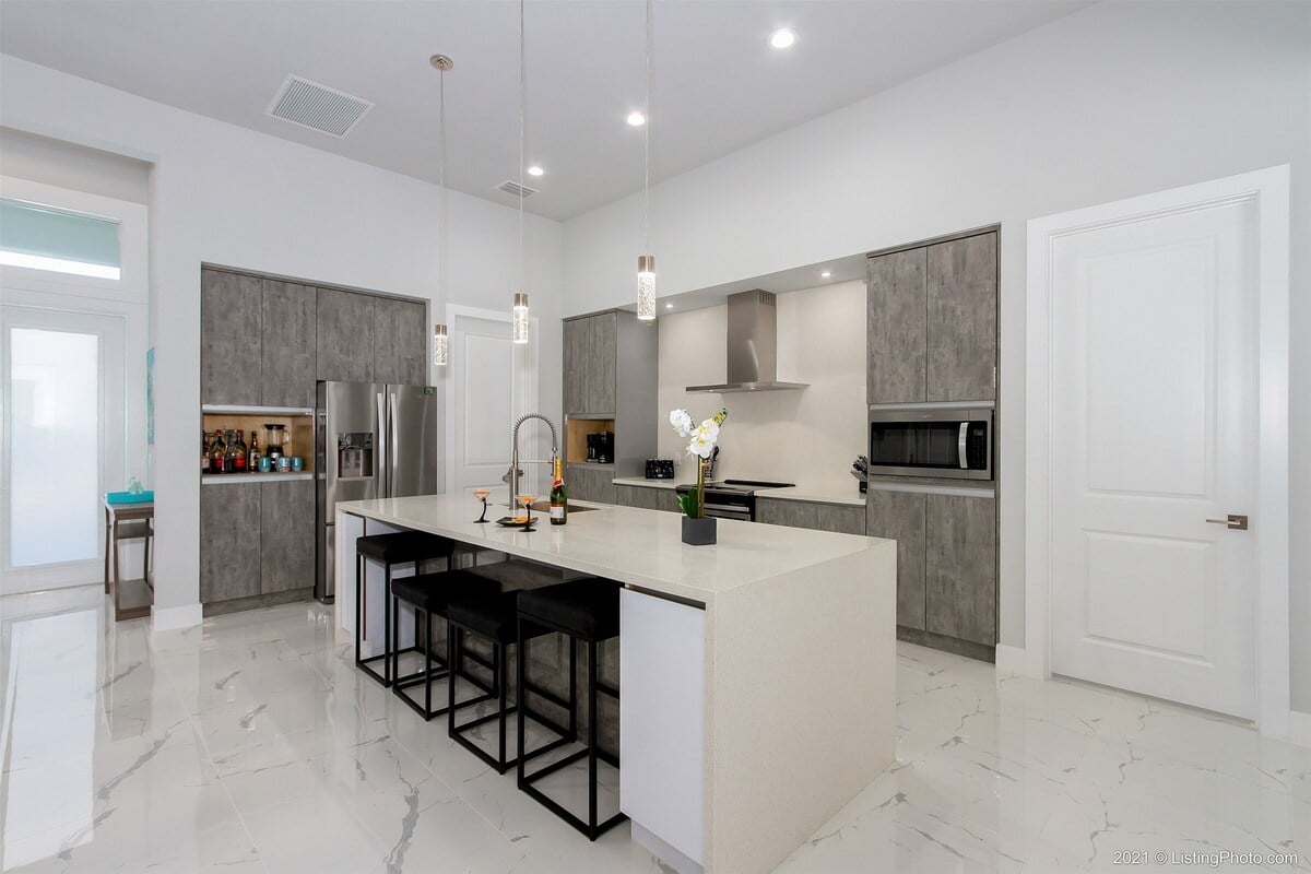 Terrasse am Kanal mit Sitzbereich und Blick auf den Sonnenuntergang.