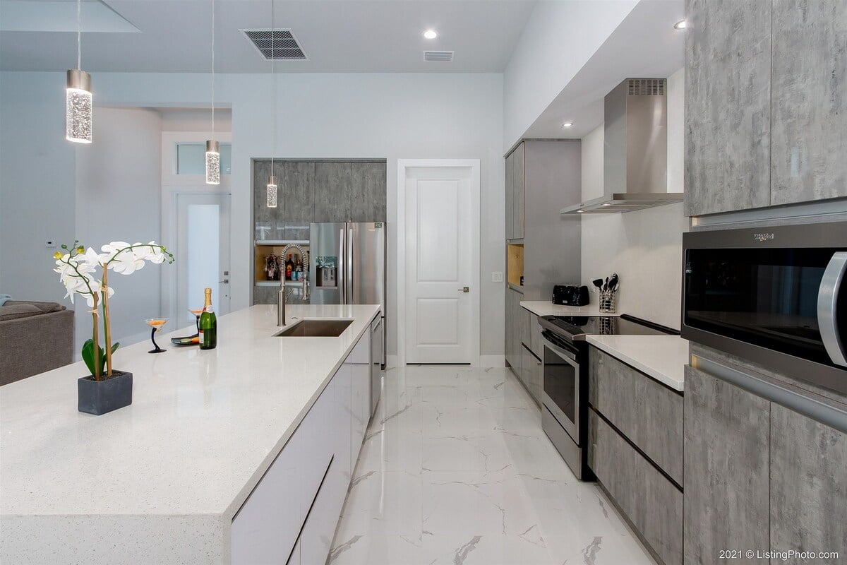 Terrasse am Kanal mit Sitzbereich und Blick auf den Sonnenuntergang.