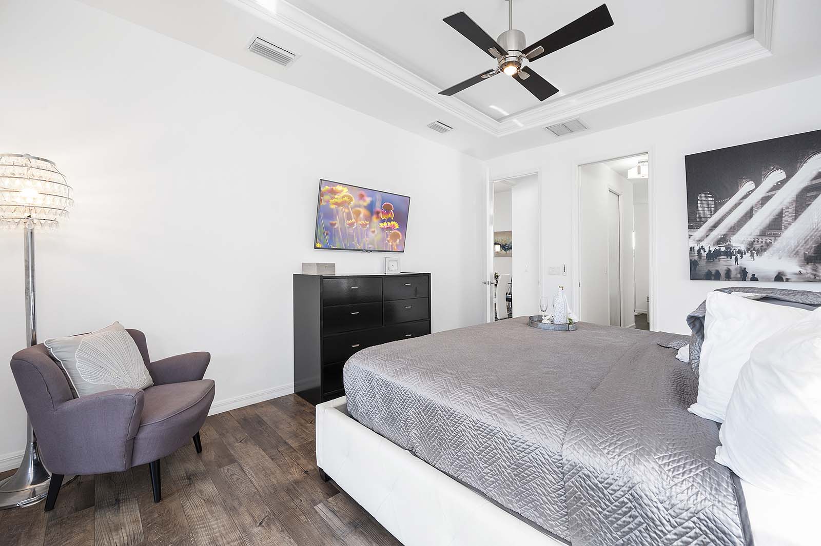 Salzwasser-Pool mit Terrasse und Blick auf den Kanal.