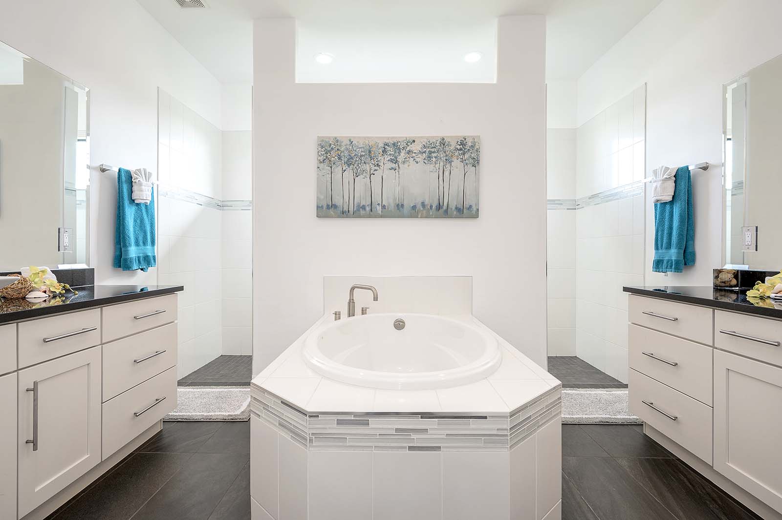 Privater Salzwasser-Pool mit Terrasse am Kanal und eigenem Bootsdock.