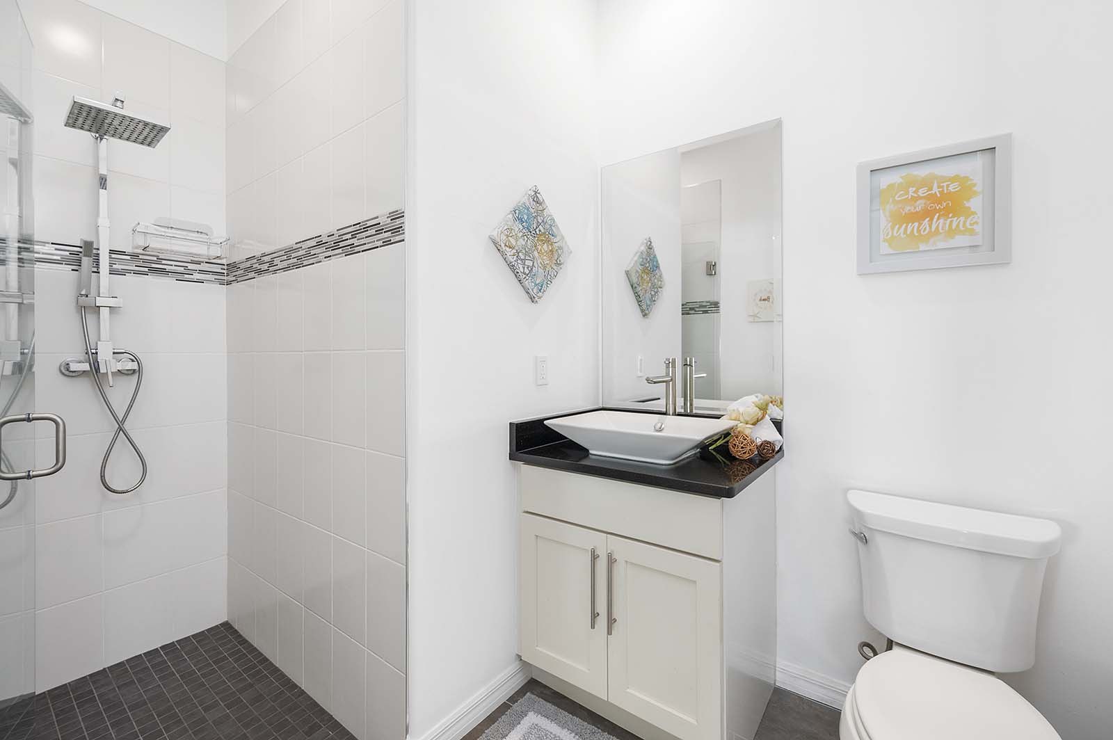 Privater Salzwasser-Pool mit Terrasse und Blick auf den Kanal.