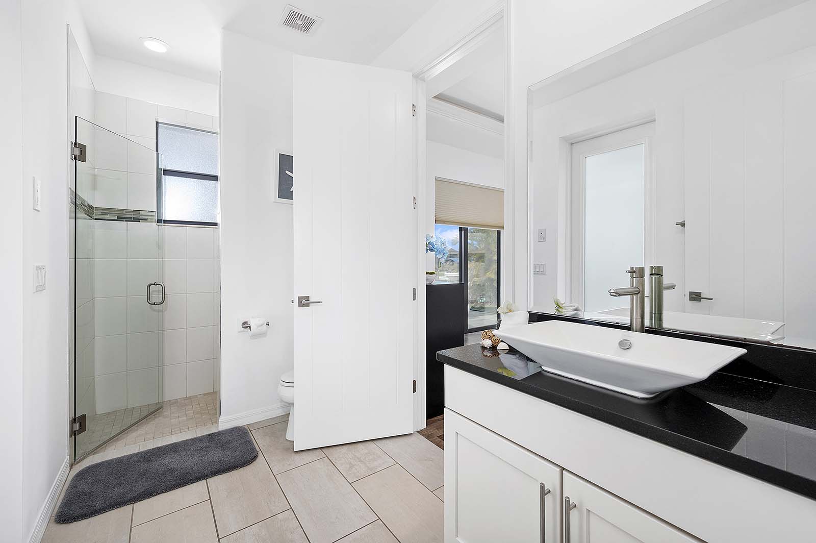 Privater Salzwasser-Pool mit Terrasse und Blick auf den Kanal.