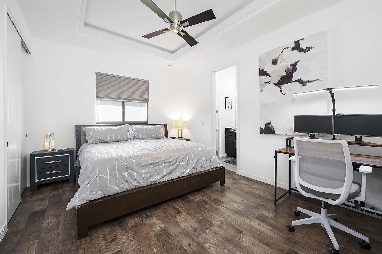 Privater Salzwasser-Pool mit Terrasse am Kanal und eigenem Bootsdock.