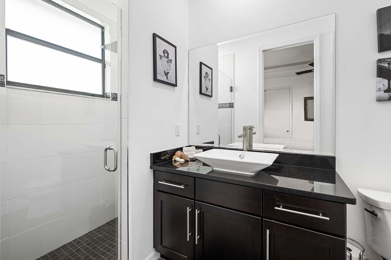 Privater Salzwasser-Pool mit Terrasse und Blick auf den Kanal.