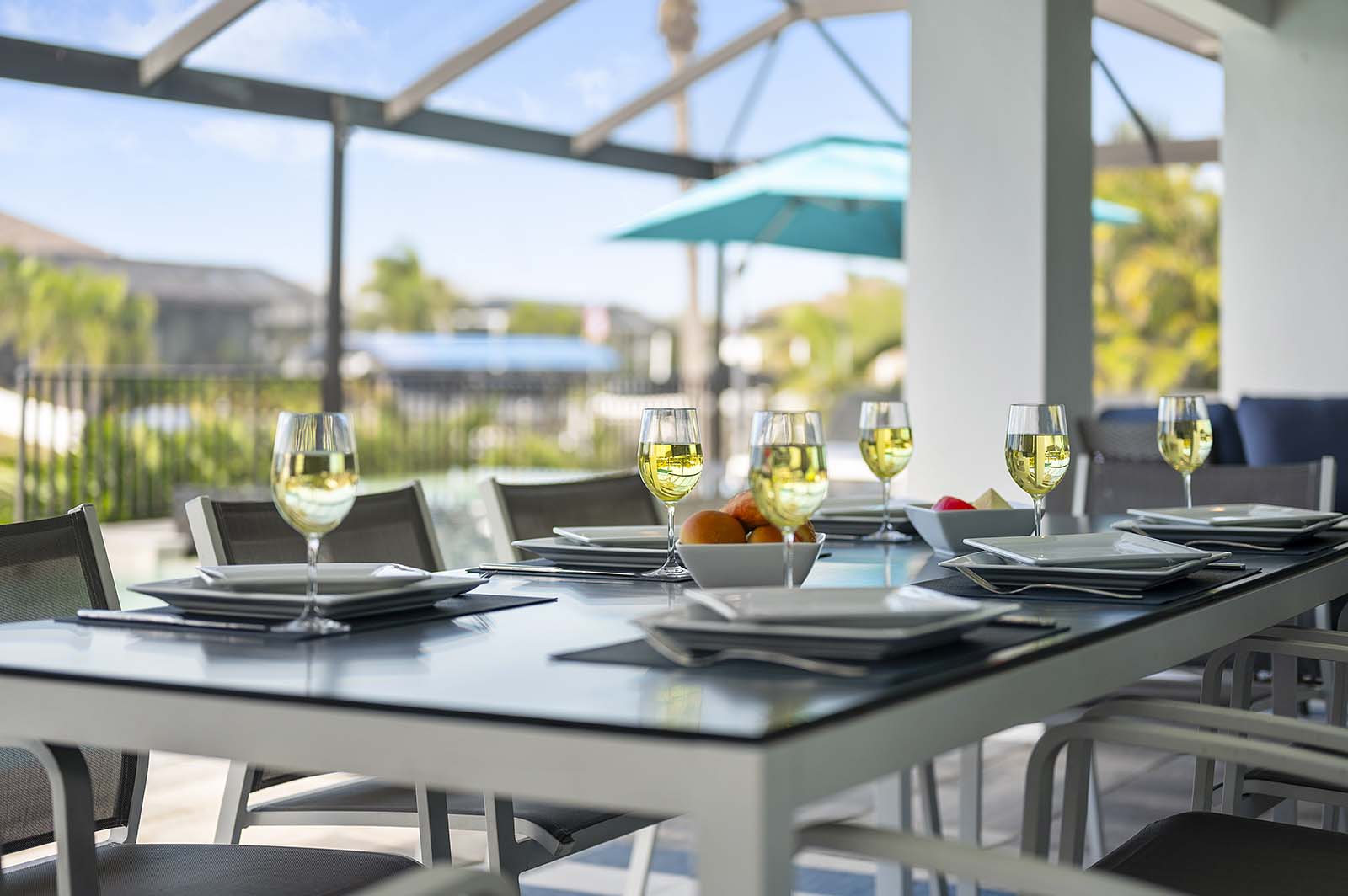 Salzwasser-Pool mit Terrasse und Blick auf den Kanal.