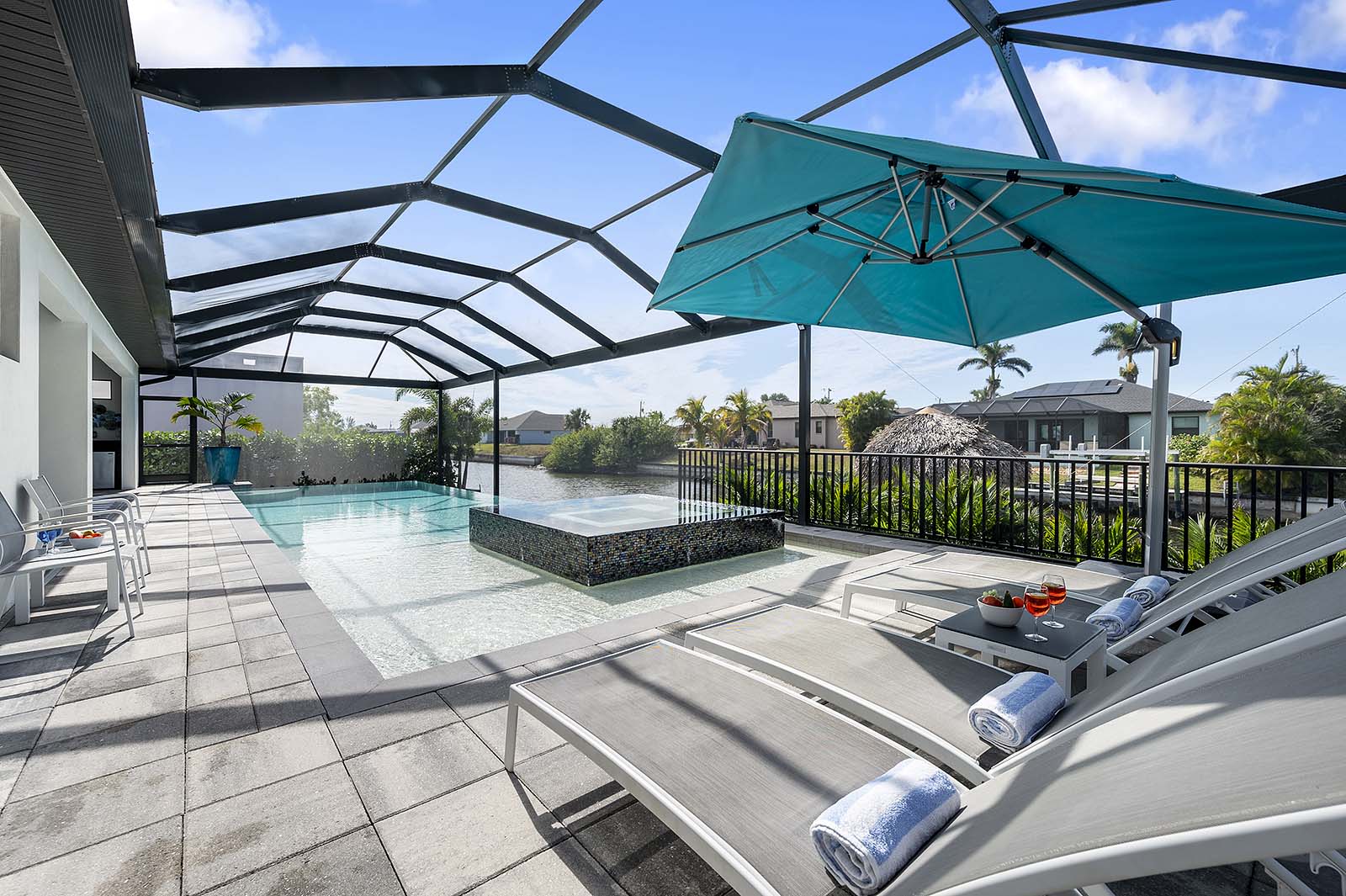 Privater Salzwasser-Pool mit Terrasse und Blick auf den Kanal.