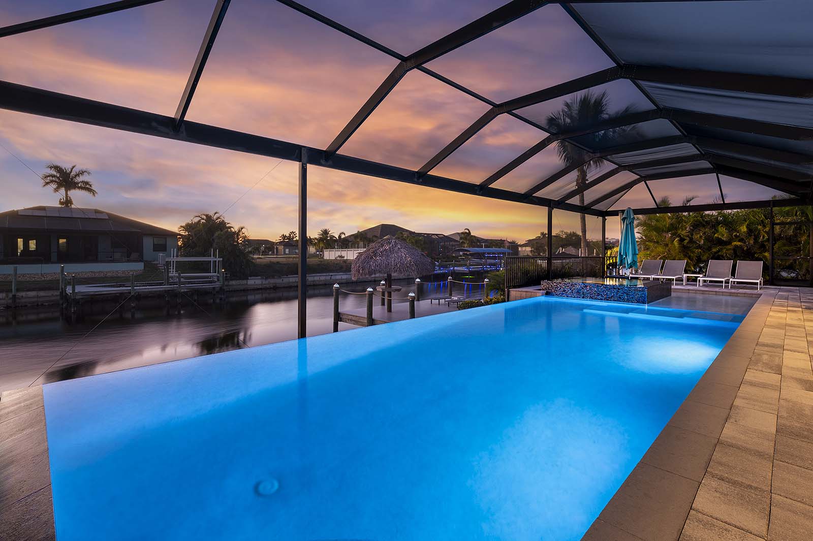 Privater Salzwasser-Pool mit Terrasse am Kanal und eigenem Bootsdock.