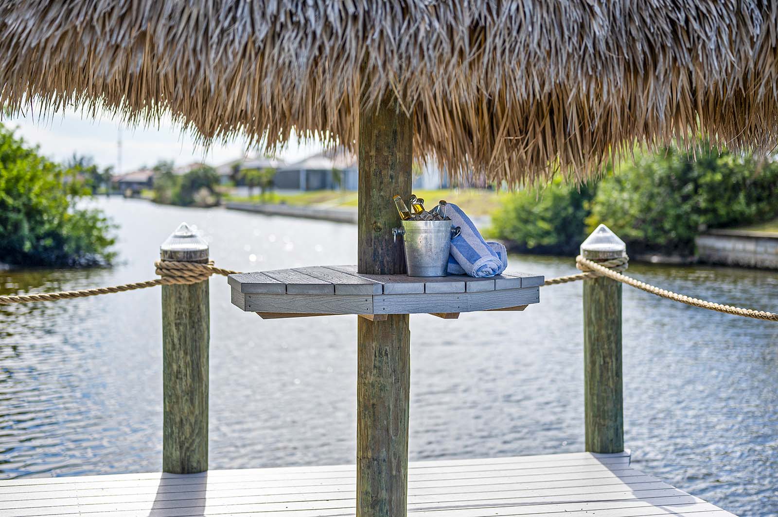 Salzwasser-Pool mit Terrasse und Blick auf den Kanal.