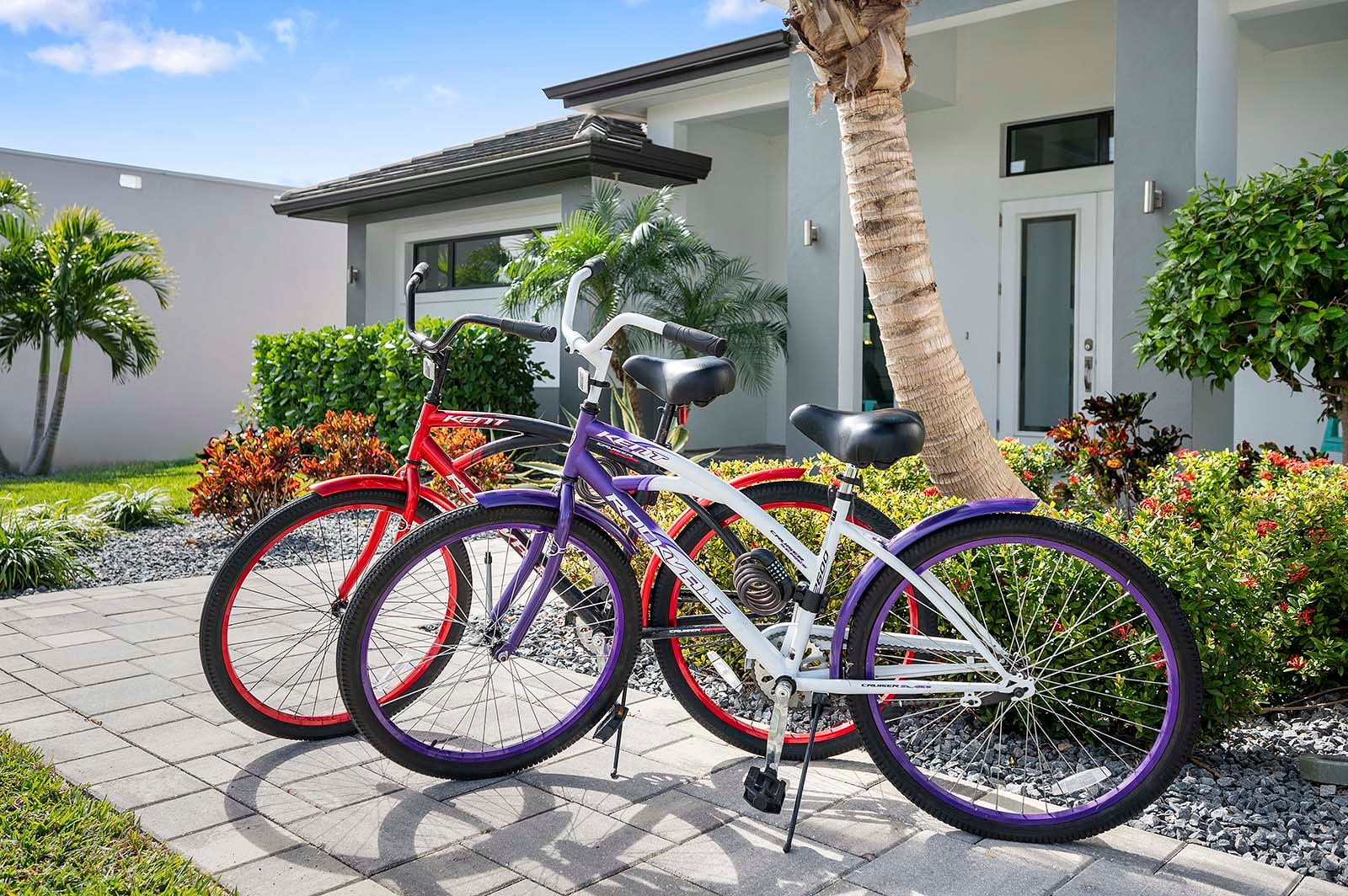 Privater Salzwasser-Pool mit Terrasse und Blick auf den Kanal.