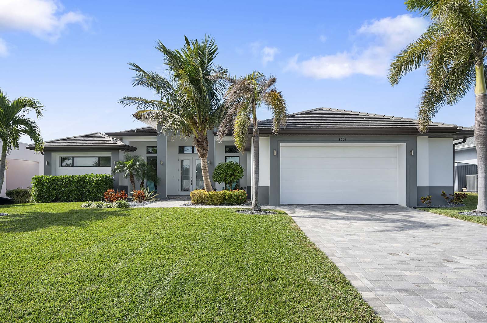 Blick auf den Kanal mit privatem Bootsdock und Terrasse bei Sonnenuntergang.