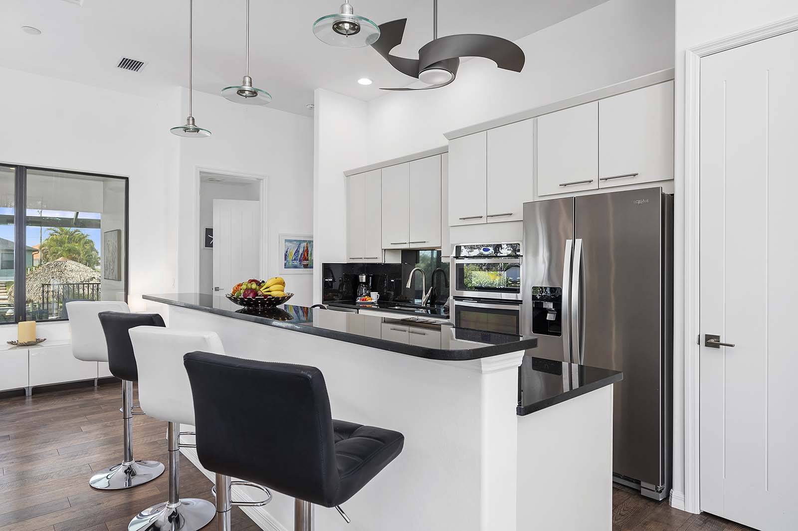 Privater Salzwasser-Pool mit Terrasse am Kanal und eigenem Bootsdock.