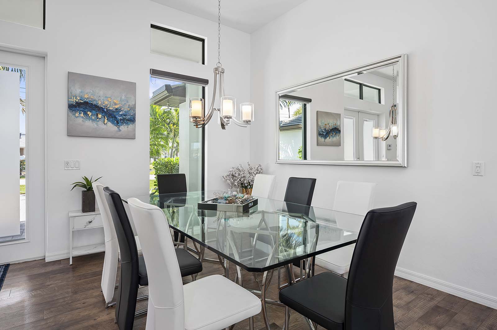 Privater Salzwasser-Pool mit Terrasse und Blick auf den Kanal.