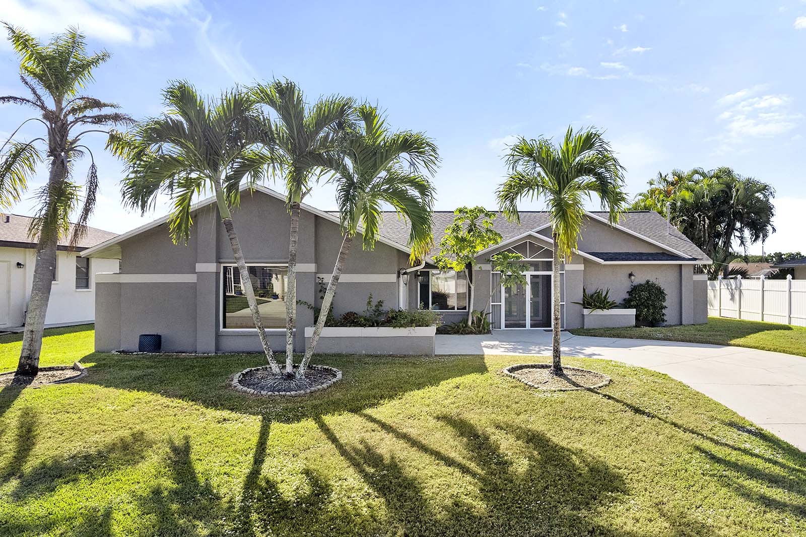 Sonnige Poolterrasse mit Salzwasser-Pool und Blick auf den Kanal.