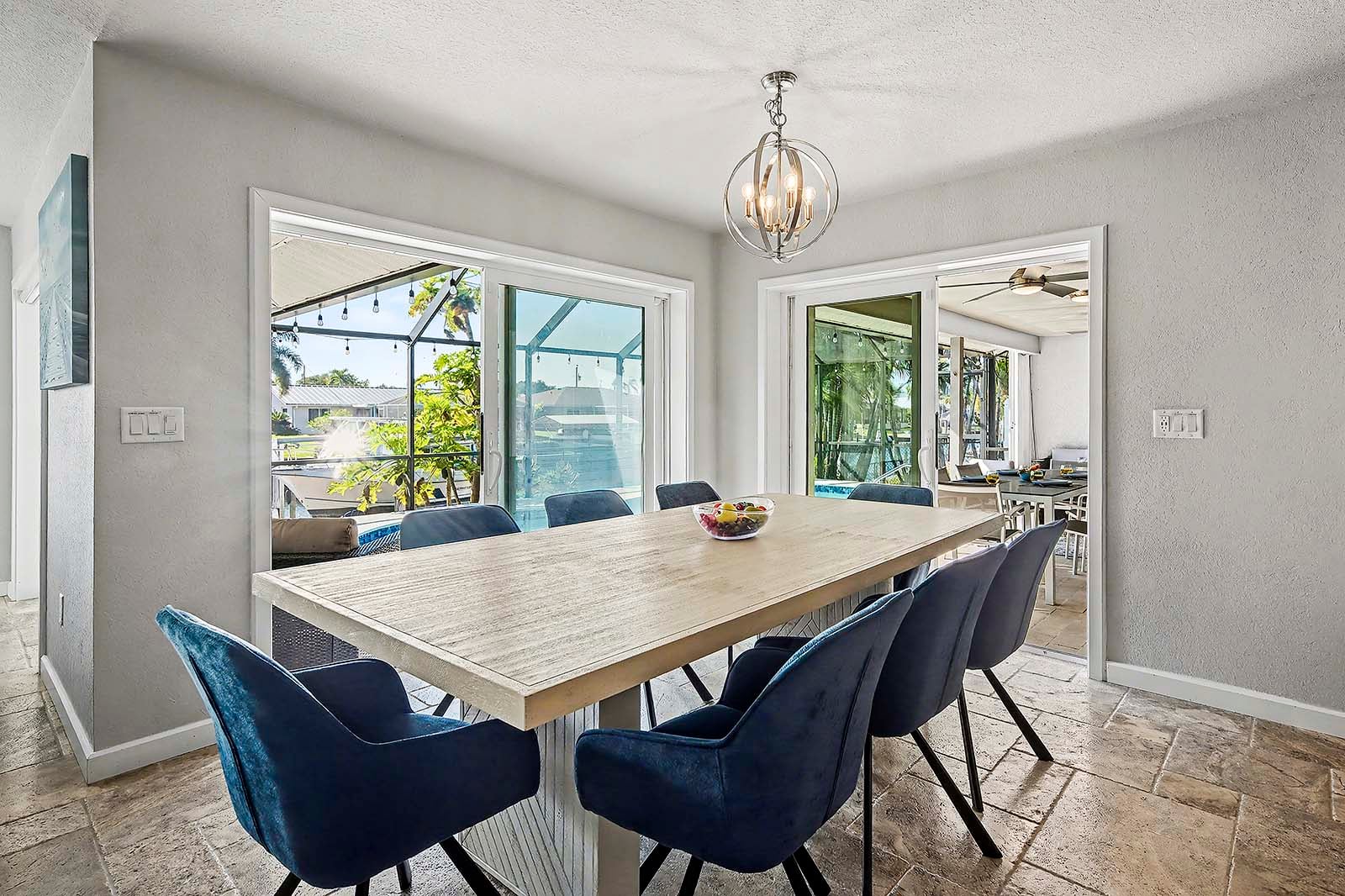 Sonnige Lanai mit Salzwasser-Pool in Südlage und Blick auf den Kanal.