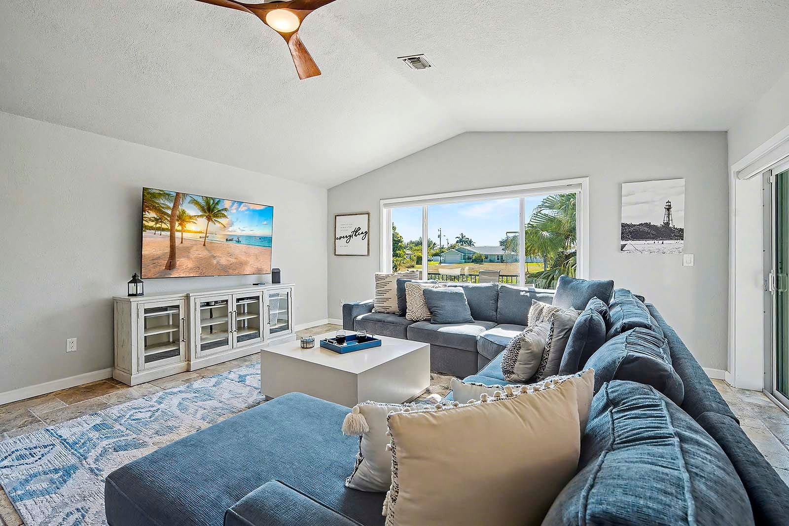 Sonnige Lanai mit Blick auf den Kanal und Zugang zum Salzwasser-Pool.