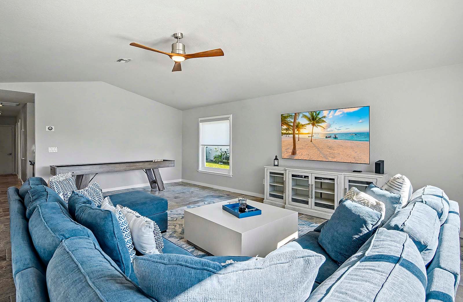 Sonnige Lanai mit Salzwasser-Pool in Südlage und Blick auf den Kanal.