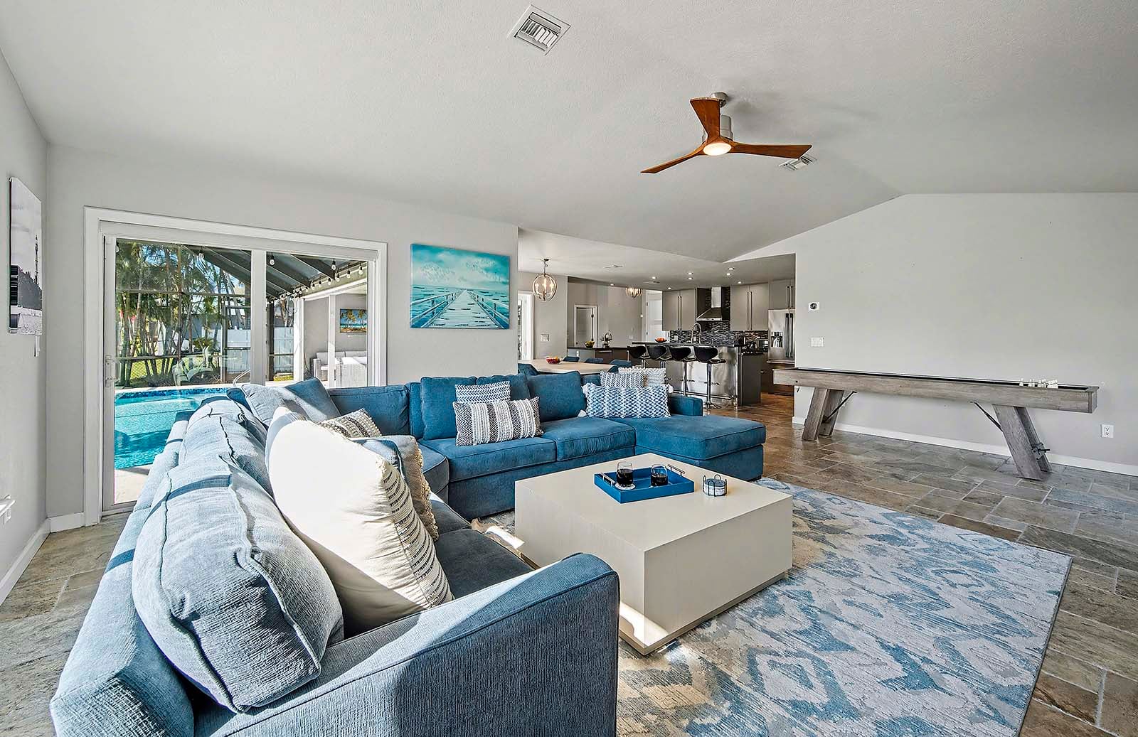 Sonnige Lanai mit Blick auf den Kanal und Sitzbereich.