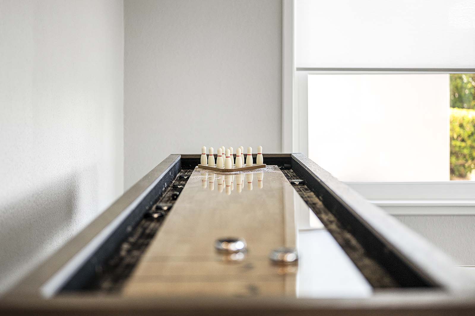 Sonnige Lanai mit Blick auf den Kanal und Zugang zum Salzwasser-Pool.