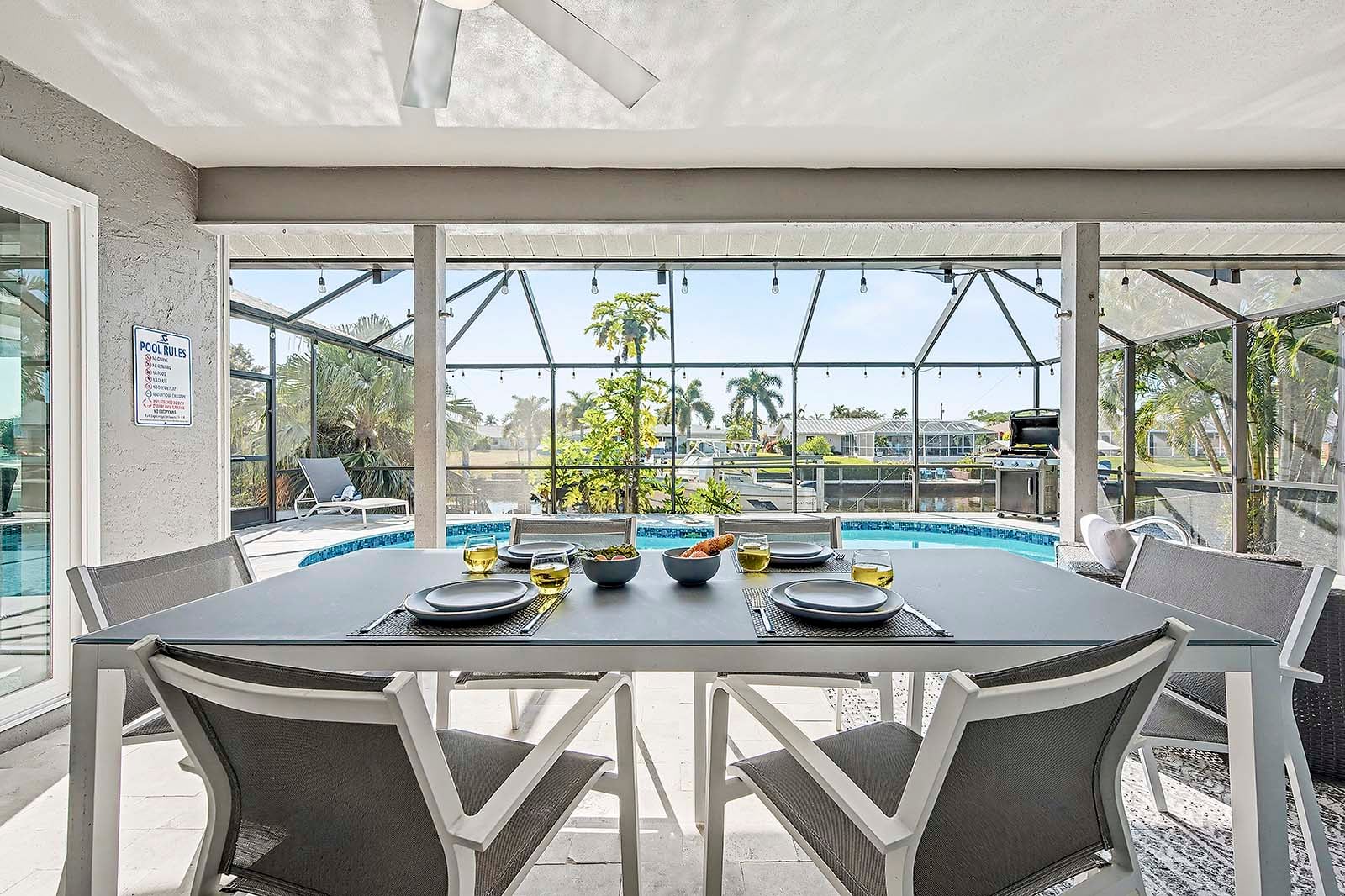 Sonnige Lanai mit Blick auf den Kanal und privaten Pool.