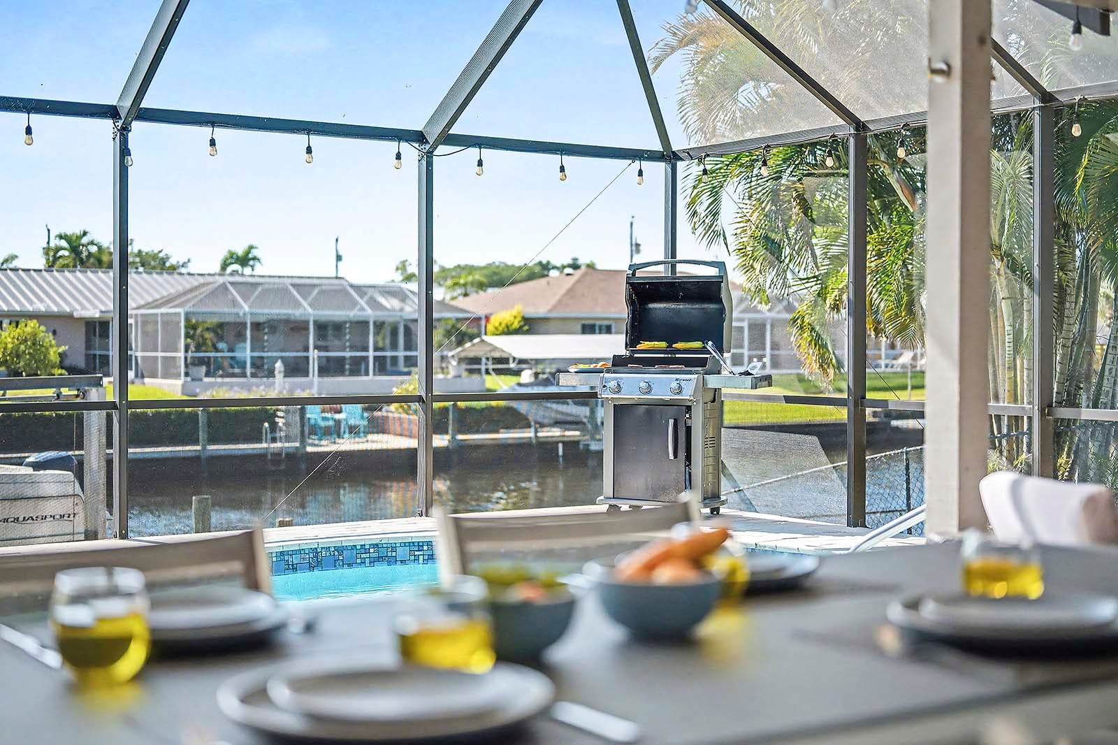 Südseitiger Salzwasser-Pool auf der Lanai mit Blick auf den Kanal.