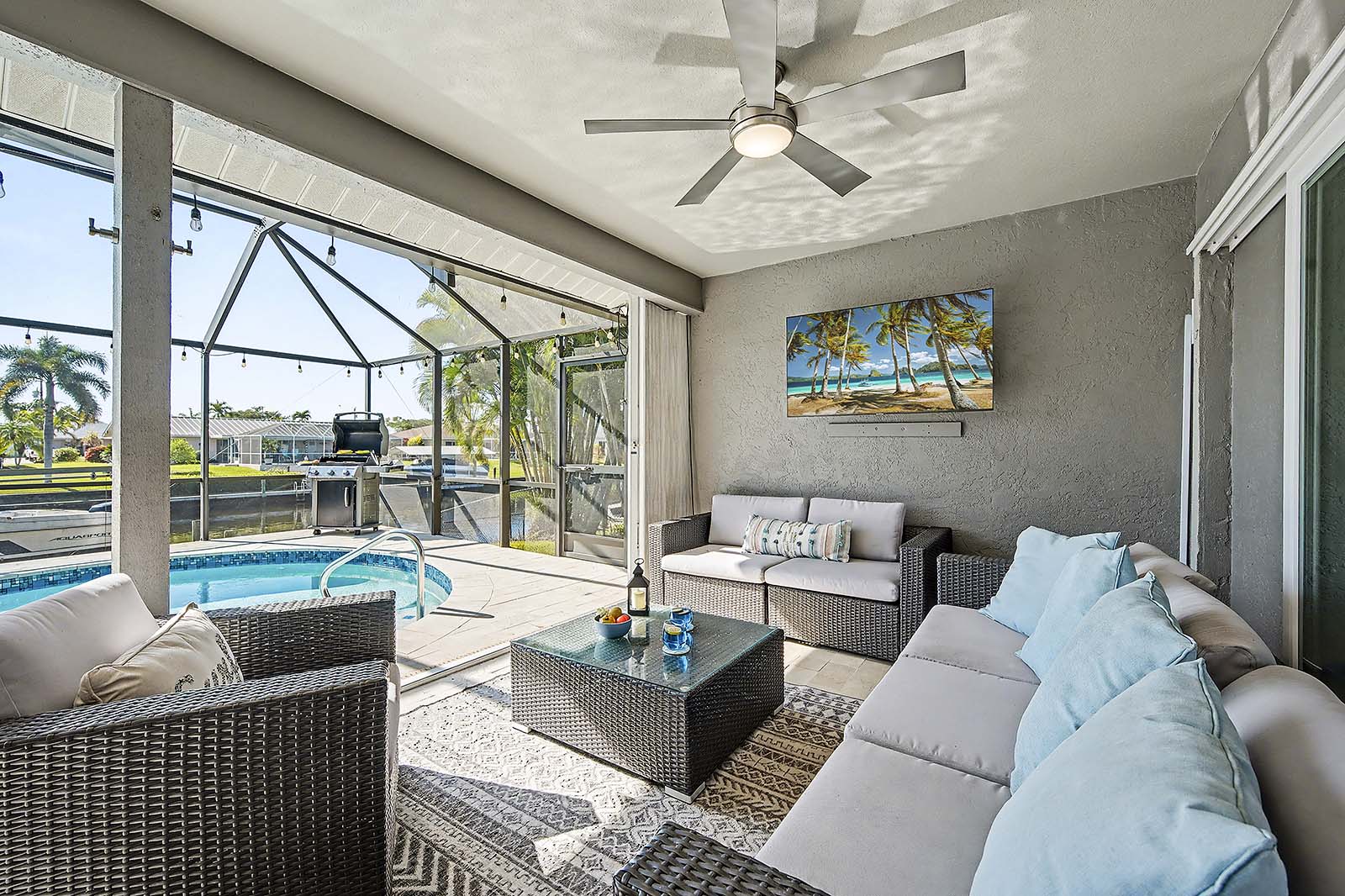 Sonnige Lanai mit Blick auf den Kanal und den Pool.