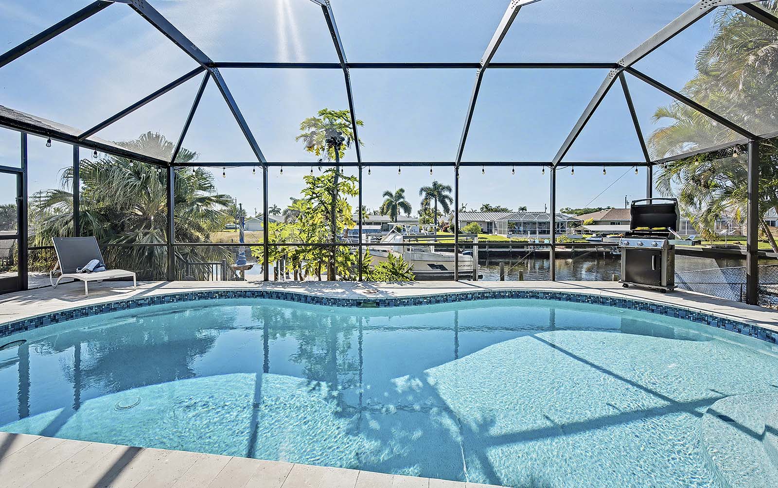 Sonnige Lanai mit Blick auf den Kanal und Zugang zum Salzwasser-Pool.