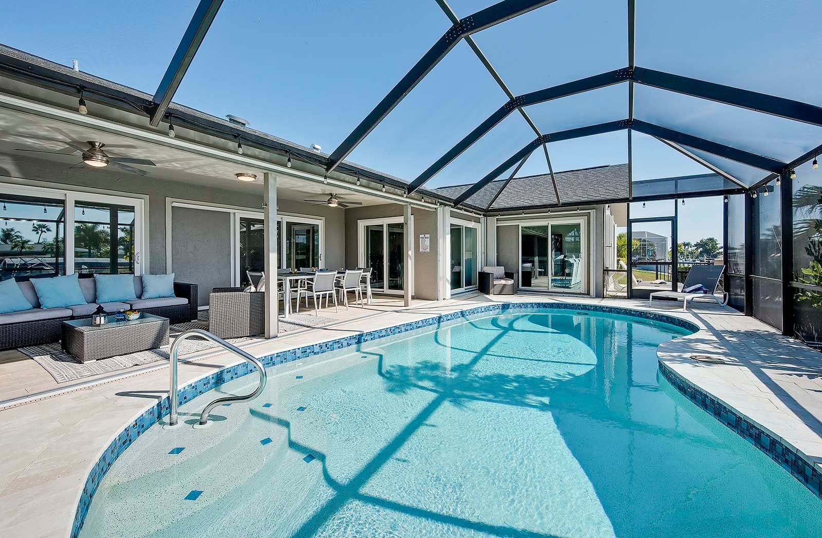 Sonnige Lanai mit Blick auf den Kanal und privatem Salzwasser-Pool.