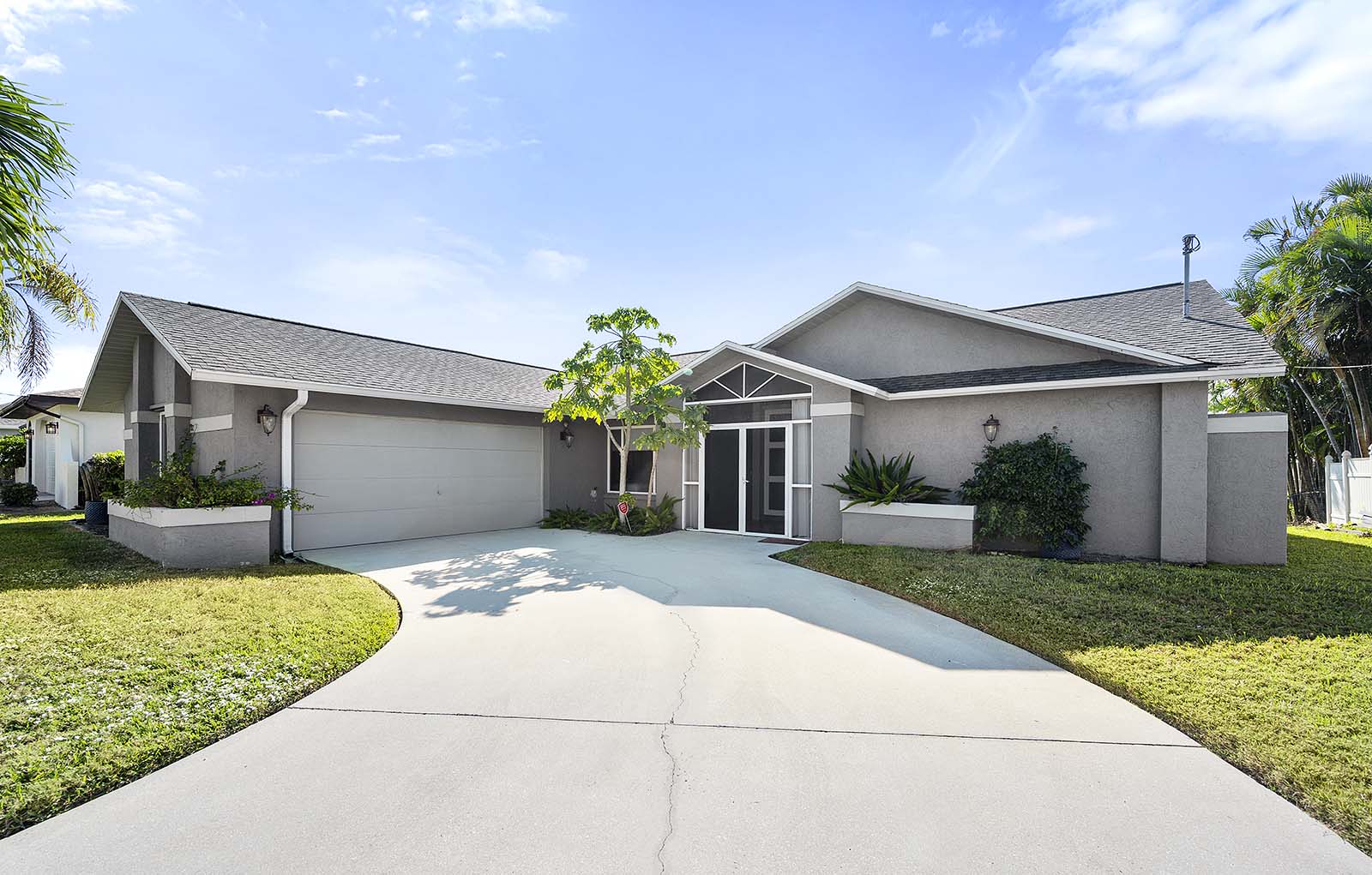 Sonnige Lanai mit Salzwasser-Pool in Südlage und Blick auf den Kanal.
