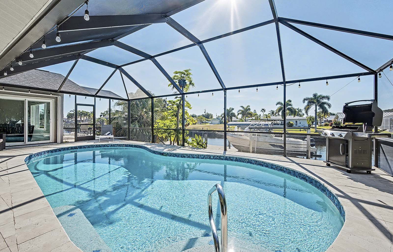 Sonnige Lanai mit Blick auf den Kanal und Salzwasser-Pool in Südlage.