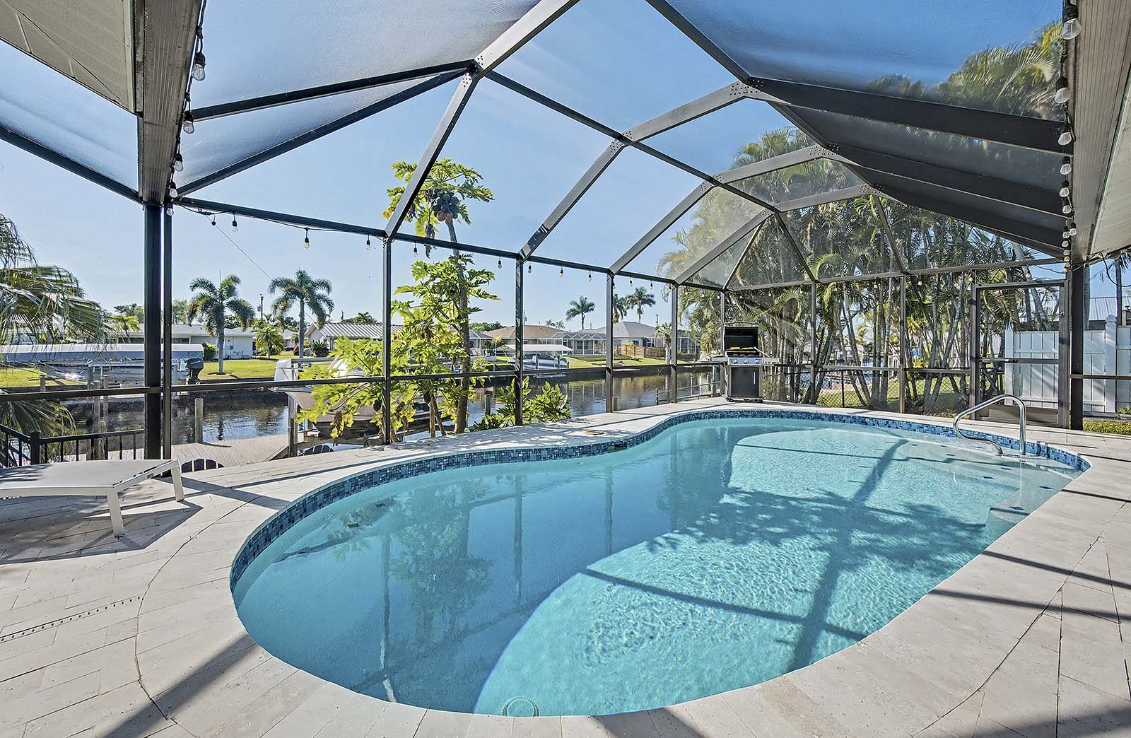 Sonnige Lanai mit Blick auf den Kanal und privatem Salzwasser-Pool.