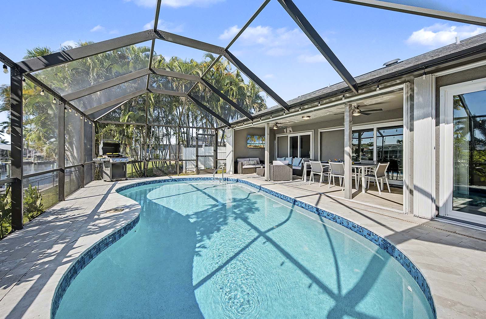 Sonnige Lanai mit Salzwasser-Pool in Südlage und Blick auf den Kanal.