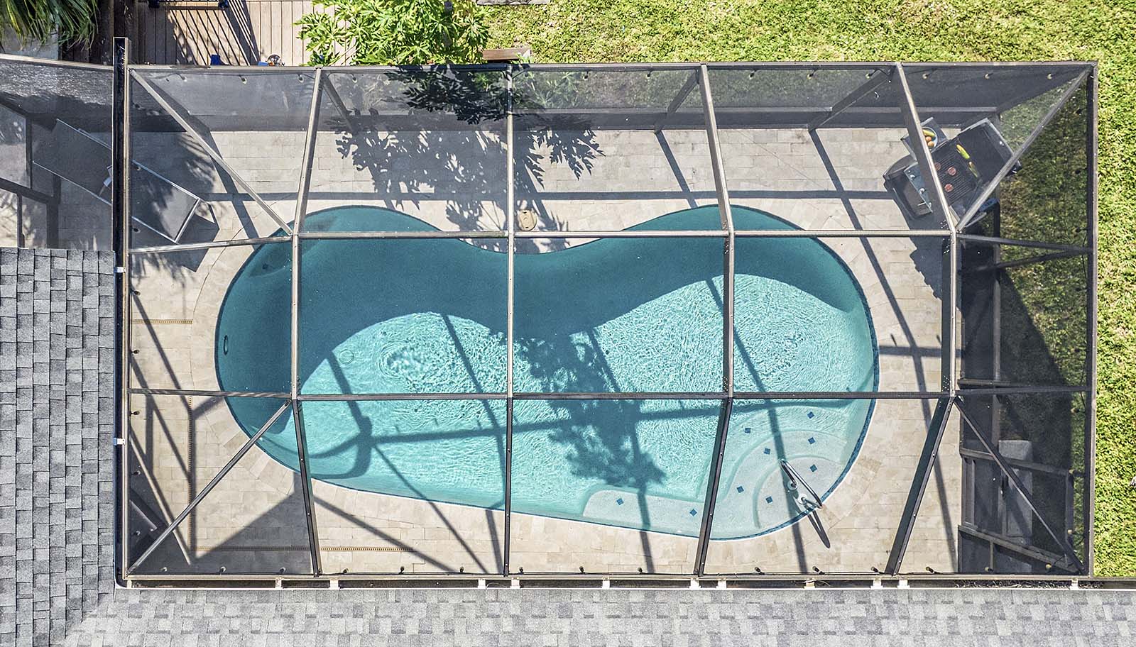 Sonnige Lanai mit Blick auf den Kanal und den Salzwasser-Pool.