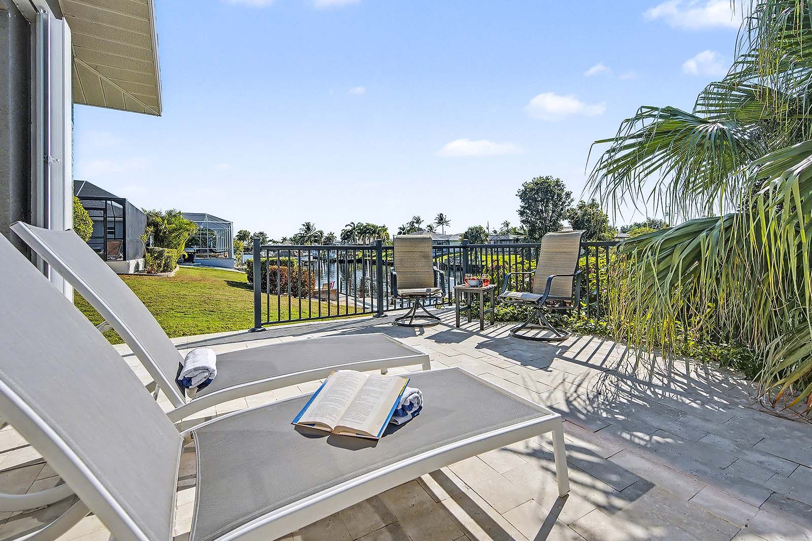 Sonnige Lanai mit Blick auf den Kanal und Zugang zum Salzwasser-Pool.