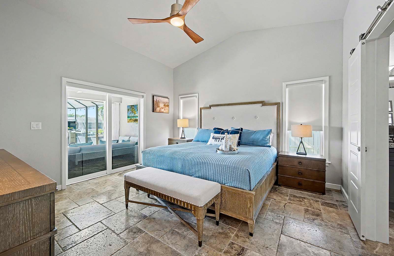 Sonnige Poolterrasse mit Salzwasser-Pool und Blick auf den Kanal.