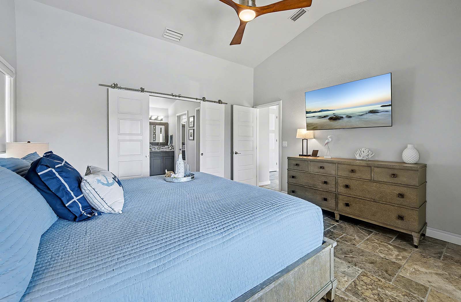 Sonnige Lanai mit Blick auf den Kanal und Salzwasser-Pool in Südlage.