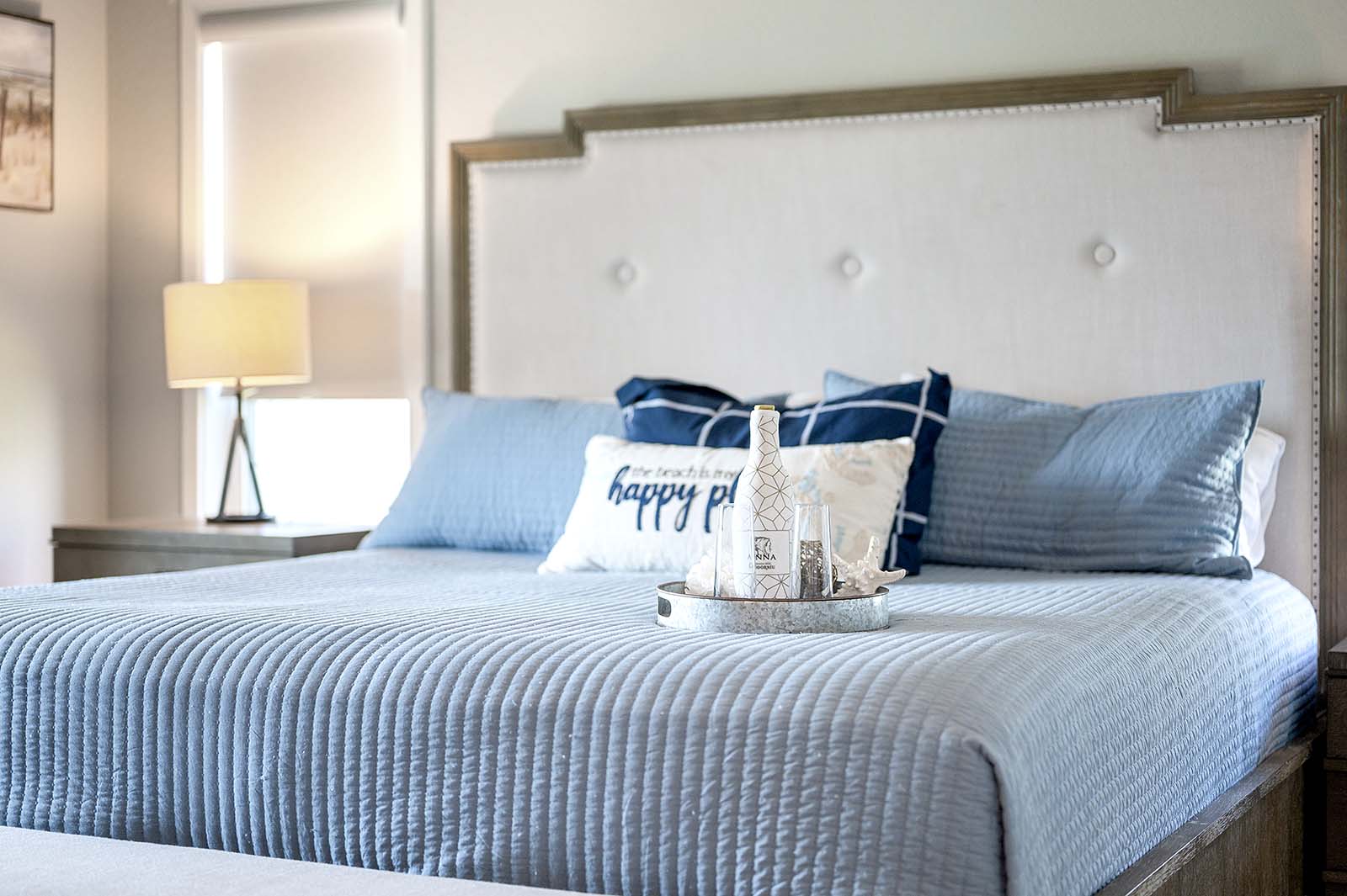 Sonnige Lanai mit Blick auf den Kanal und den Pool.