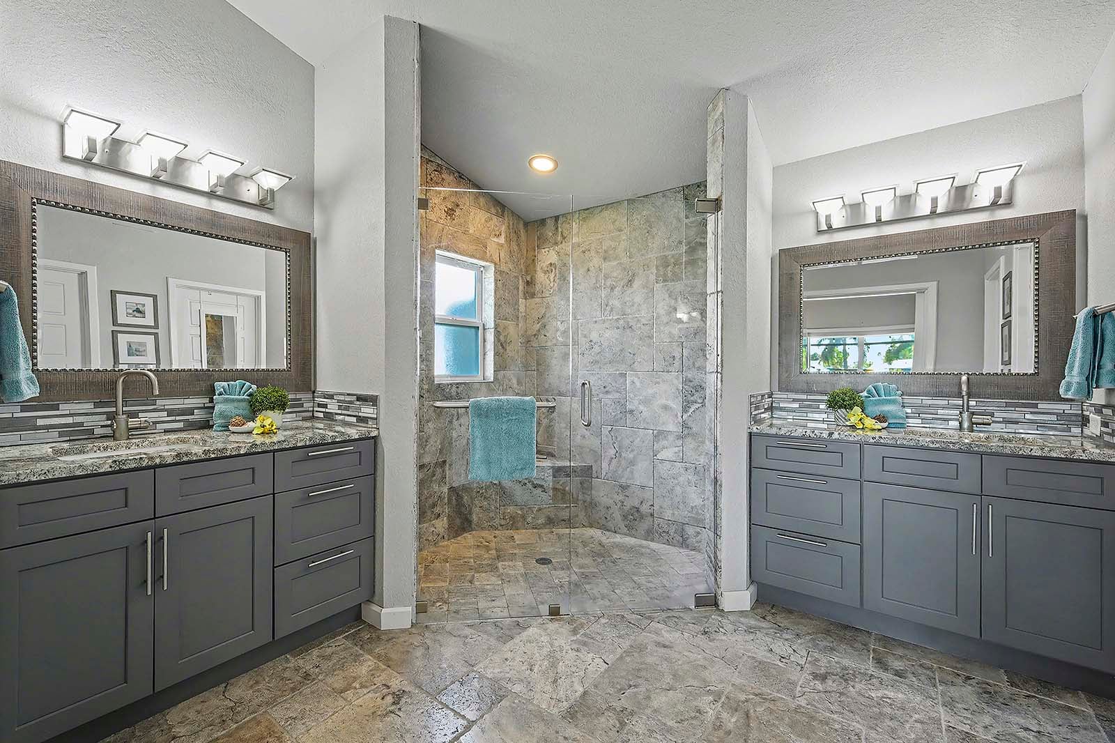 Sonnige Lanai mit Salzwasser-Pool in Südlage und Blick auf den Kanal.