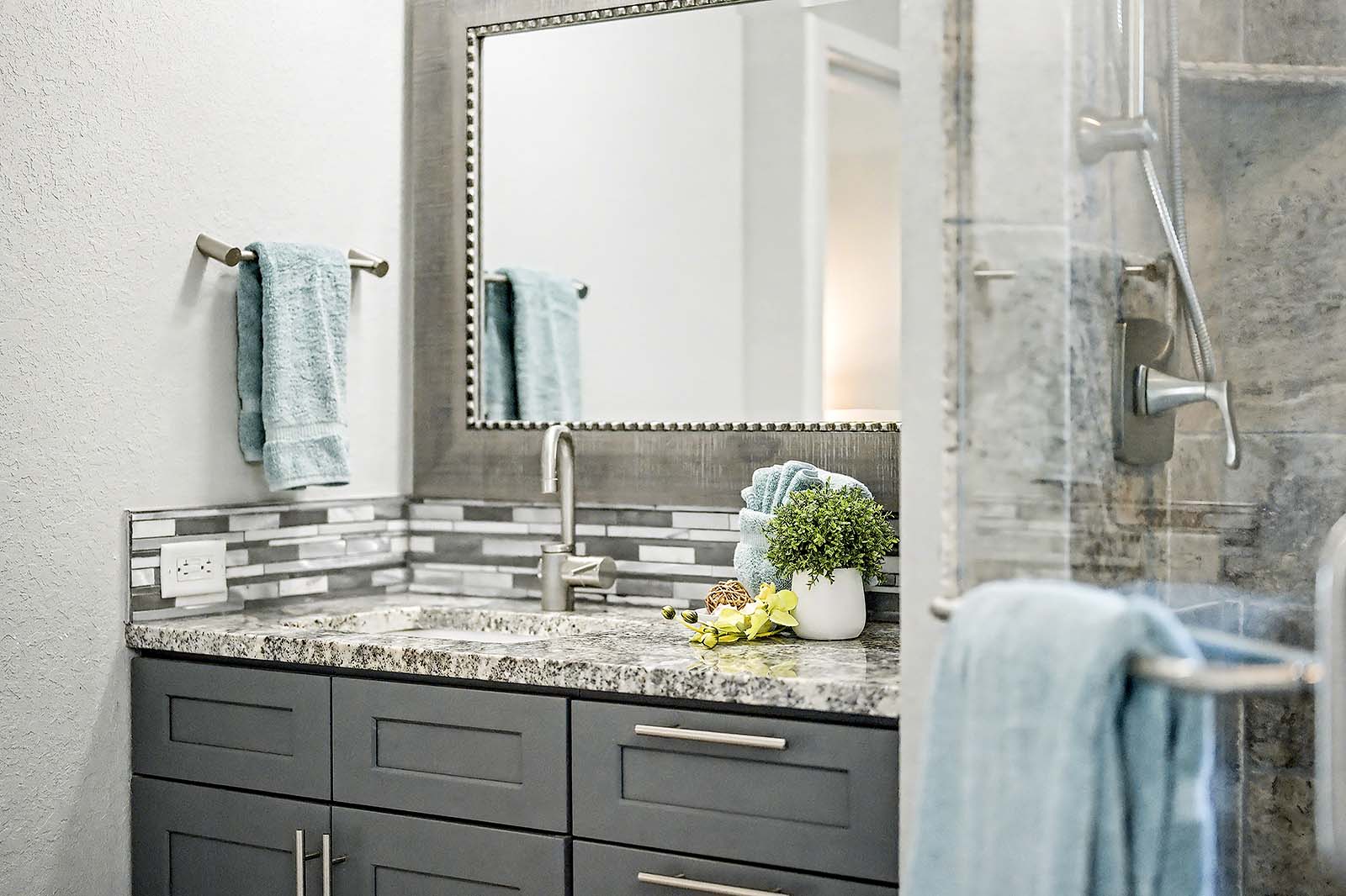 Sonnige Lanai mit Salzwasser-Pool in Südlage und Blick auf den Kanal.