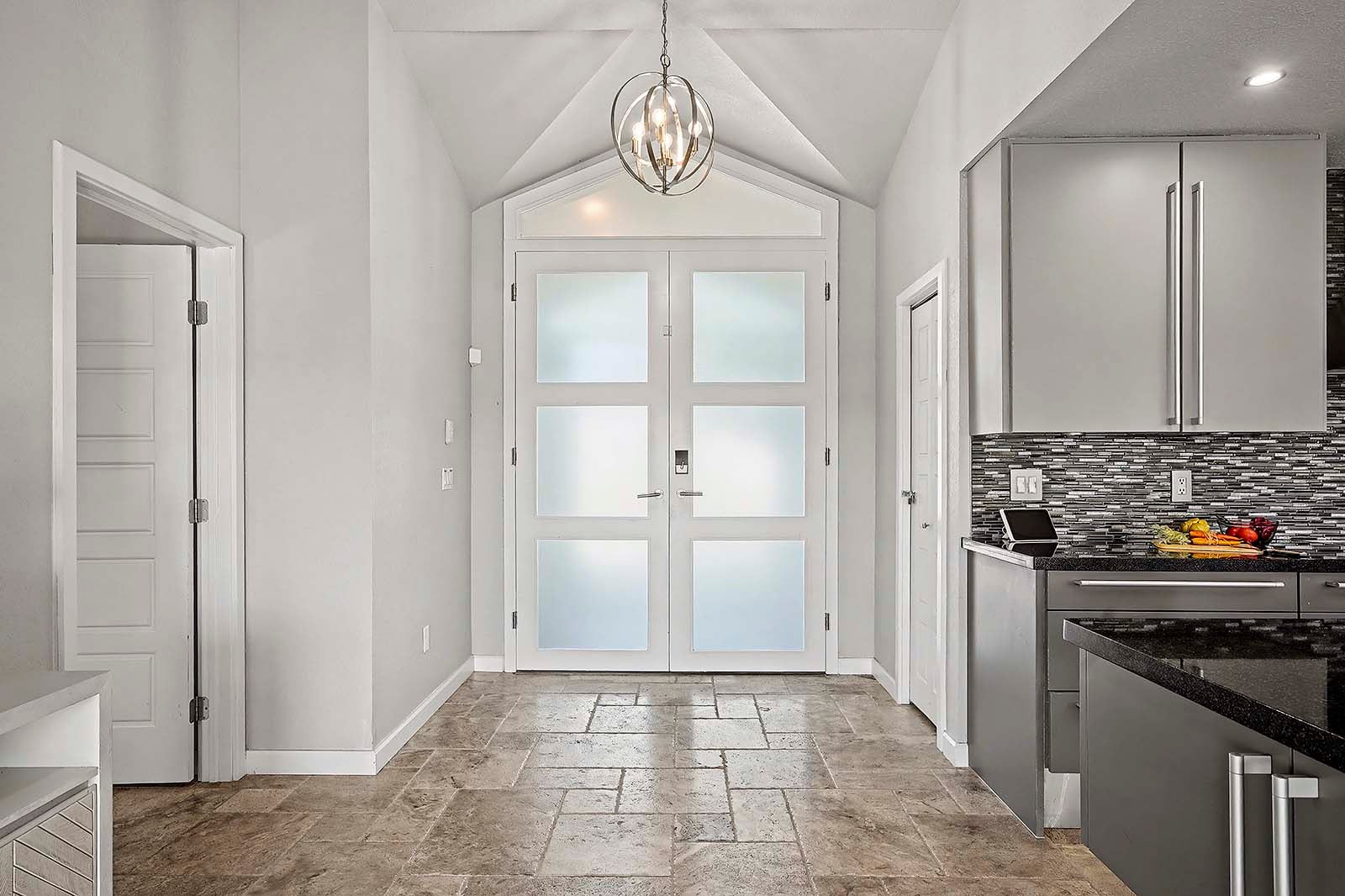 Sonnige Lanai mit Blick auf den Kanal und privatem Salzwasser-Pool.