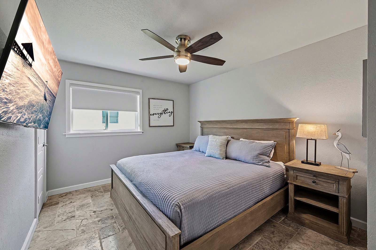 Sonnige Poolterrasse mit Salzwasser-Pool und Blick auf den Kanal.