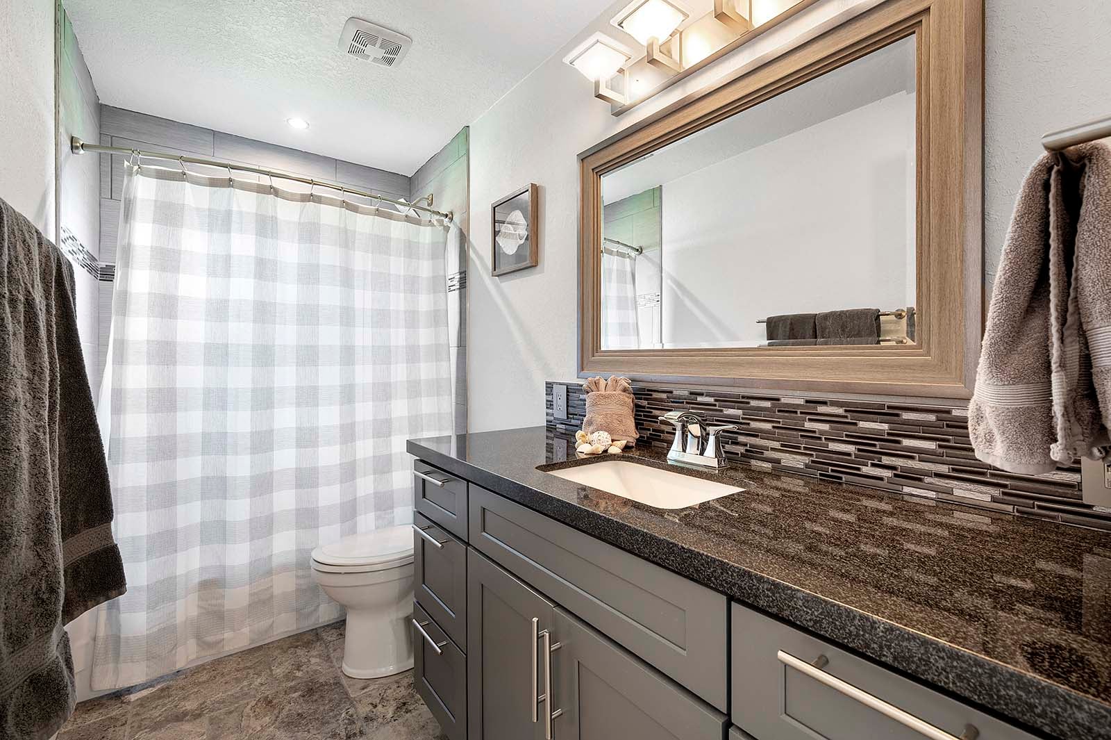 Sonnige Lanai mit Salzwasser-Pool in Südlage und Blick auf den Kanal.