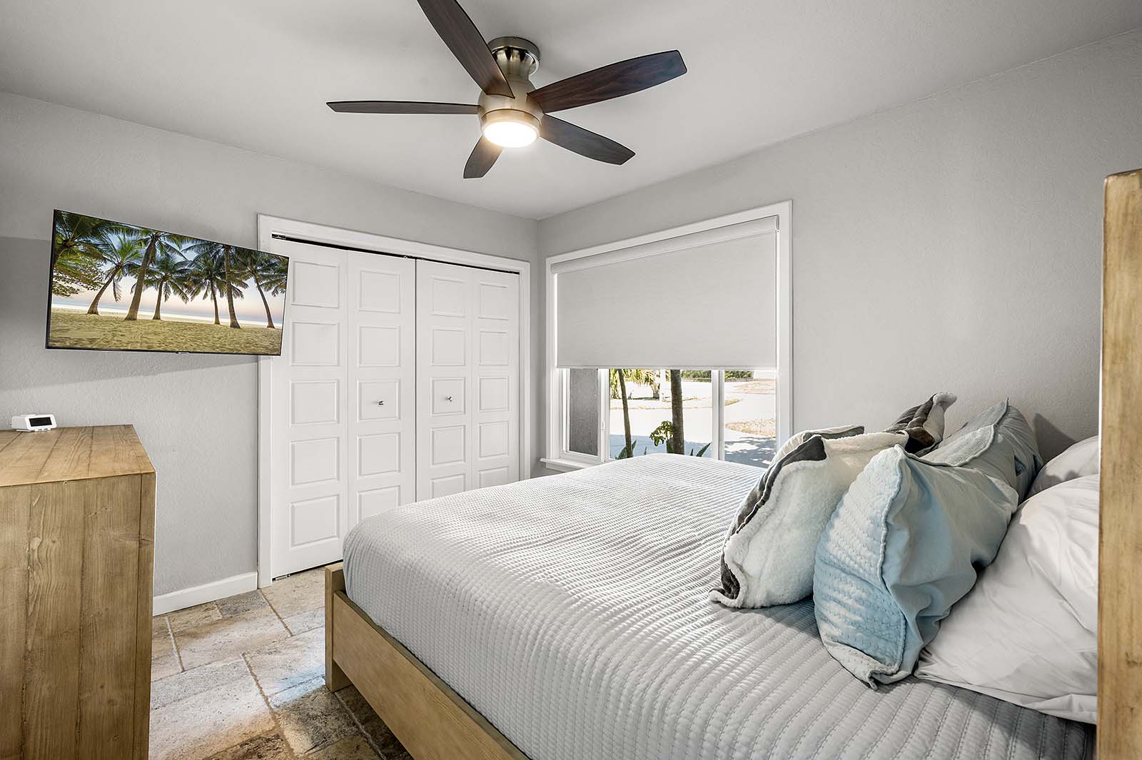 Sonnige Lanai mit Salzwasser-Pool in Südlage und Blick auf den Kanal.