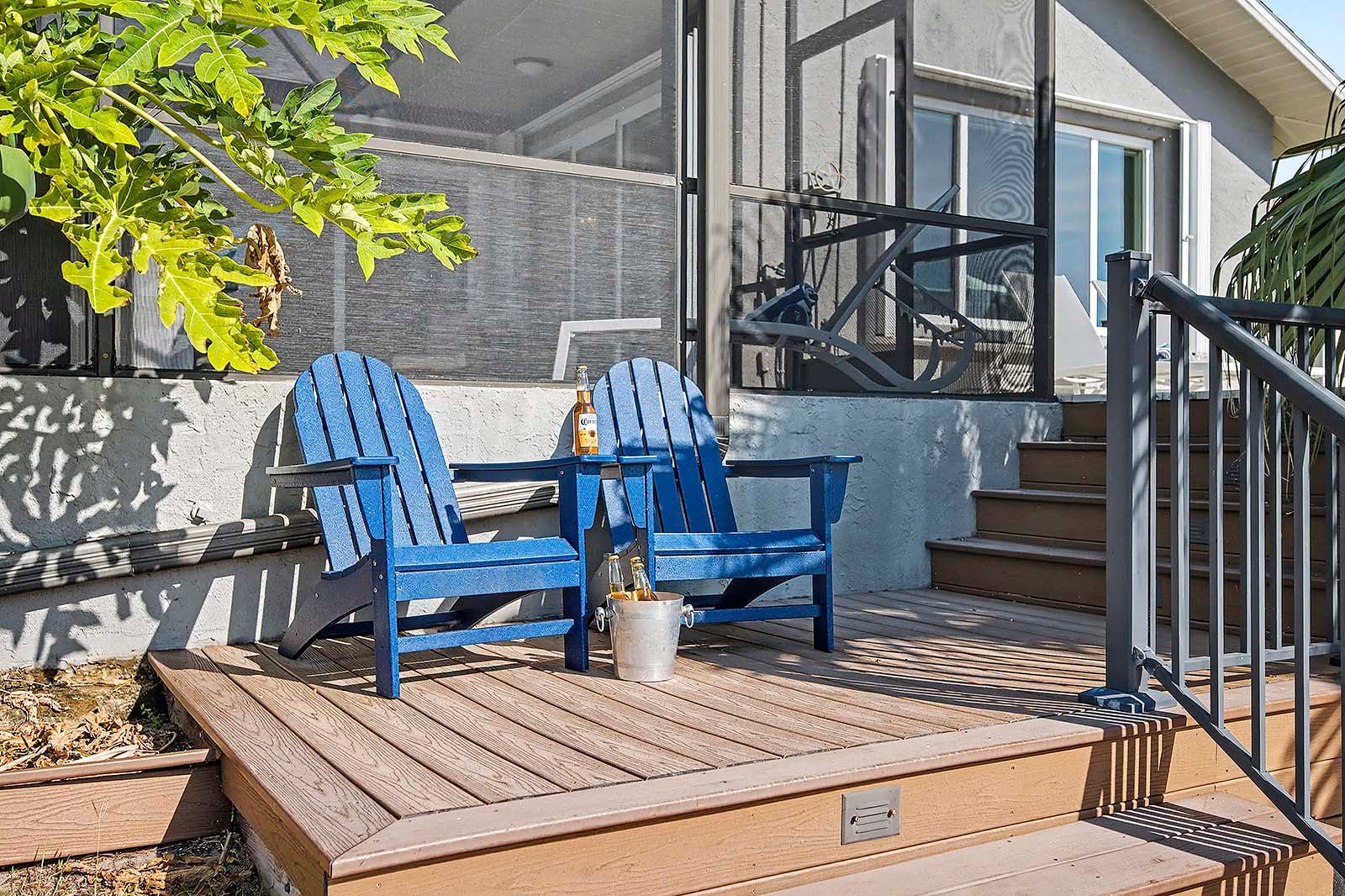 Sonnige Lanai mit Blick auf den Kanal und Zugang zum Salzwasser-Pool.